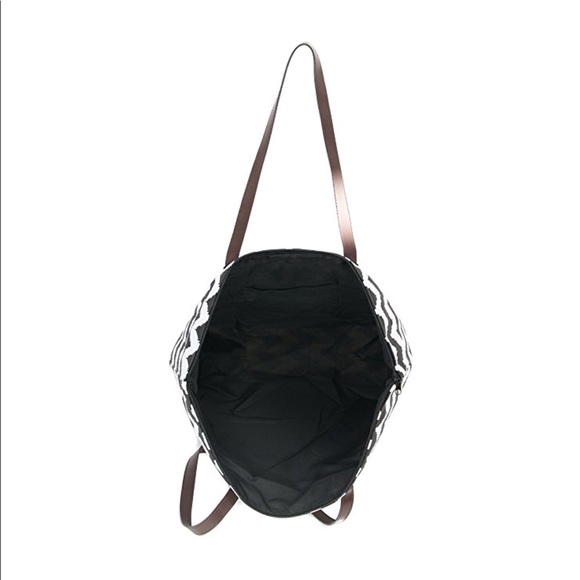 Nice beach bag is large - Picture 5 of 5